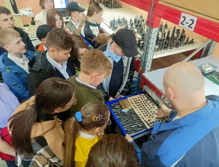 Сегодняшние школьники в гостях у вчерашних