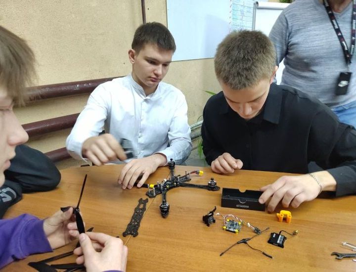 "Импульс-Атом" познакомил студентов с производством беспилотной техники