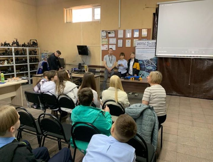 Ученики лицея № 29 примерили на себя роль инженеров на заводе Импульс-Атом