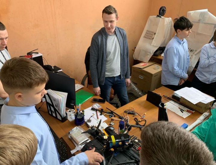 Ученики лицея № 29 примерили на себя роль инженеров на заводе Импульс-Атом