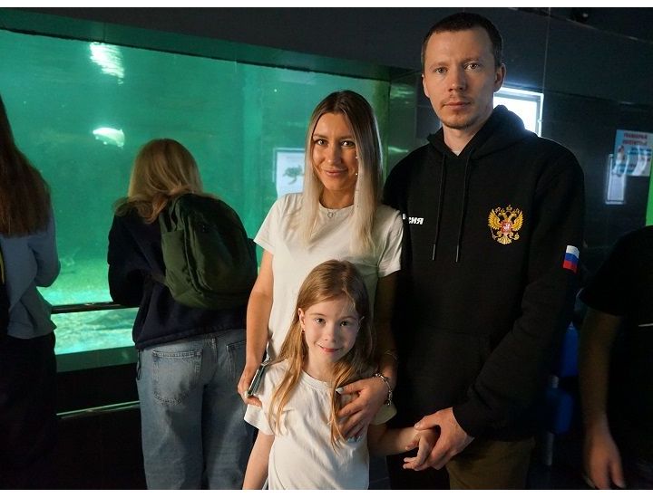 Подарок к 9 Мая: семьи сотрудников "Импульс-Атом" и герои СВО посетили океанариум