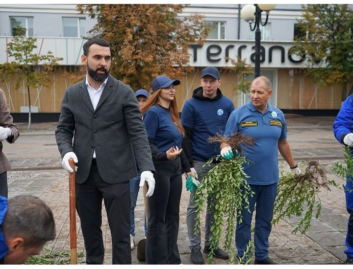 Сотрудники "Импульс-Атом" высадили деревья в центральных скверах Пензы