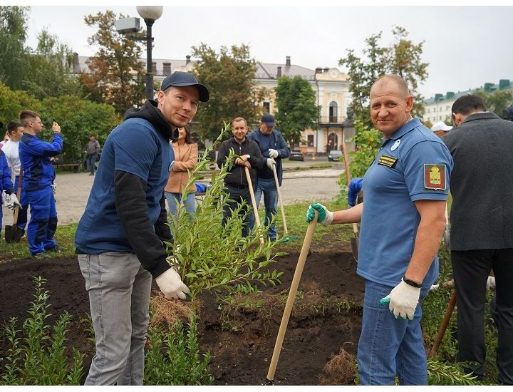 Сотрудники "Импульс-Атом" высадили деревья в центральных скверах Пензы