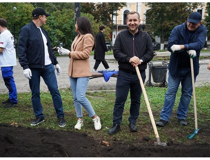 Сотрудники "Импульс-Атом" высадили деревья в центральных скверах Пензы