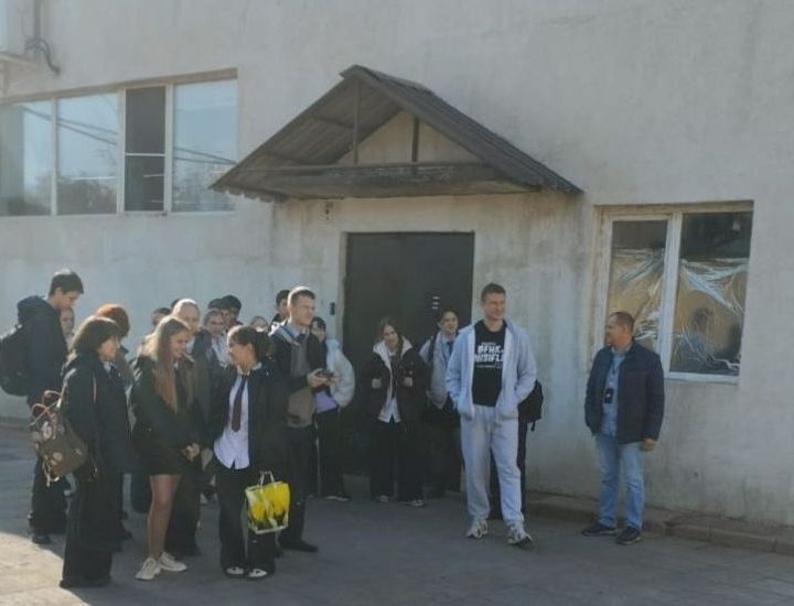 Восьмиклассники учились управлять техникой будущего на заводе Импульс-Атом