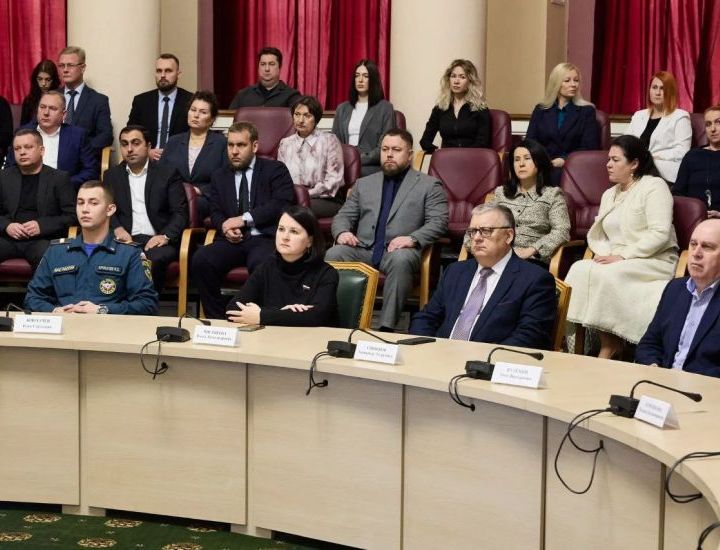 Губернатор Олег Мельниченко наградил Валерия Чуйкова за помощь СВО